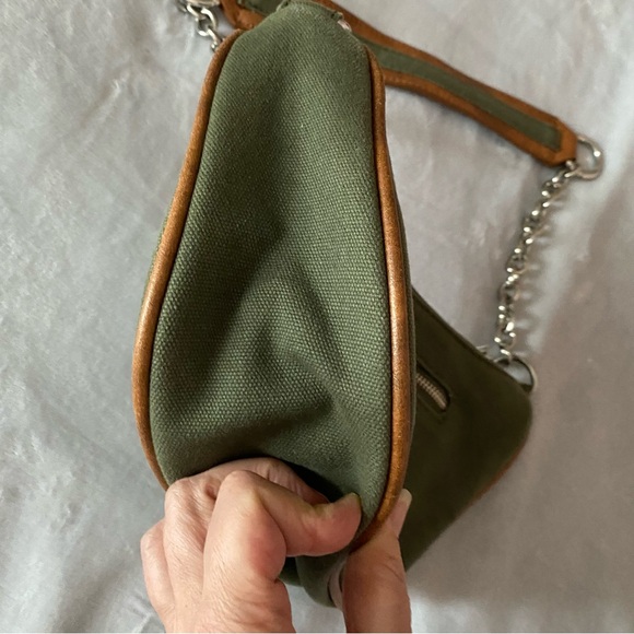 Brandy Melville green canvas shoulder bag with chain and leather strap - Picture 9 of 16